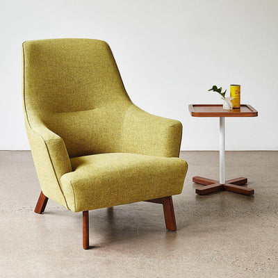 Le fauteuil Hilary de Gus* Modern marie harmonieusement des lignes fluides avec une conception personnalisée, créant ainsi une interprétation contemporaine du style scandinave des années 50. 
