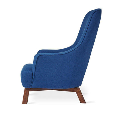 Gus* Modern Hilary, fauteuil avec accoudoirs et dossier haut, en bois et tissu, stockholm cobalt