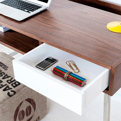 Le tiroir blanc laqué à système "push" de ce bureau lui permet de se fondre dans le bureau en toute discrétion : Junction de Gus* Modern est une véritable source d'ingéniosité pour vos heures de travail dans le confort de votre maison.