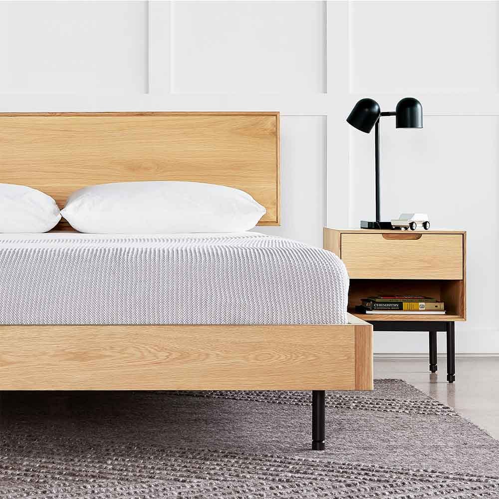 Le lit Munro de Gus* Modern est un lit plate-forme à profil bas doté d'un système de support à lattes en bois conçu pour s'adapter à n'importe quel matelas, éliminant ainsi le besoin d'un sommier