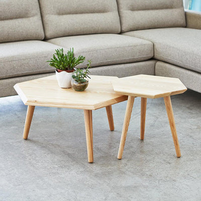 La table à café Metric de Gus* Modern est minimaliste et géométrique. Gus* Modern propose ici une table à café hexagonale faite de frêne ou de noyer massif, qui se veut résolument dans l'air du temps