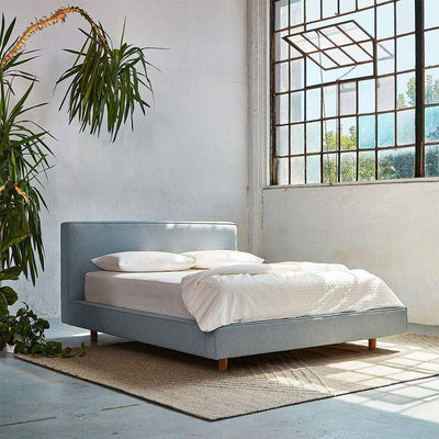 Découvrez le Parcel de Gus* Modern : un lit plate-forme moderne au design élégant. Ses pieds en frêne massif lui donnent une qualité aérienne parfaite pour n'importe quelle chambre.