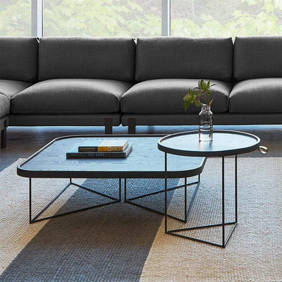 La table à café carrée Porter offre une vaste surface à profil bas avec des éléments raffinés et modernes. Elle présente un plateau en bois plaqué et un bord en bois massif surélevé aux coins arrondis