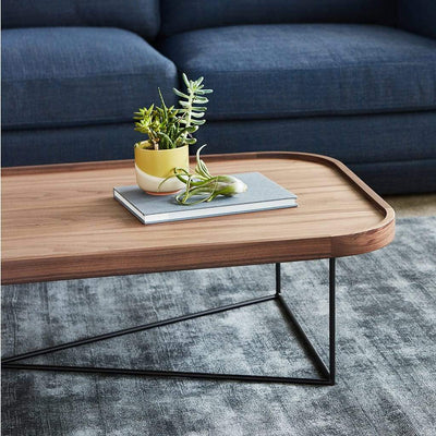 La table à café rectangulaire Porter offre une vaste surface à profil bas avec des éléments raffinés et modernes. Elle présente un plateau en bois plaqué et un bord surélevé en bois massif avec des coins arrondis.