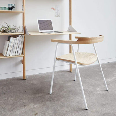 La Chaise Principal de Gus* Modern apporte un élément de simplicité sculpturale à tout espace. Le dossier en bois massif, l'assise en contreplaqué cintré et la structure en tube d'acier créent une harmonie naturelle de texture et de forme.