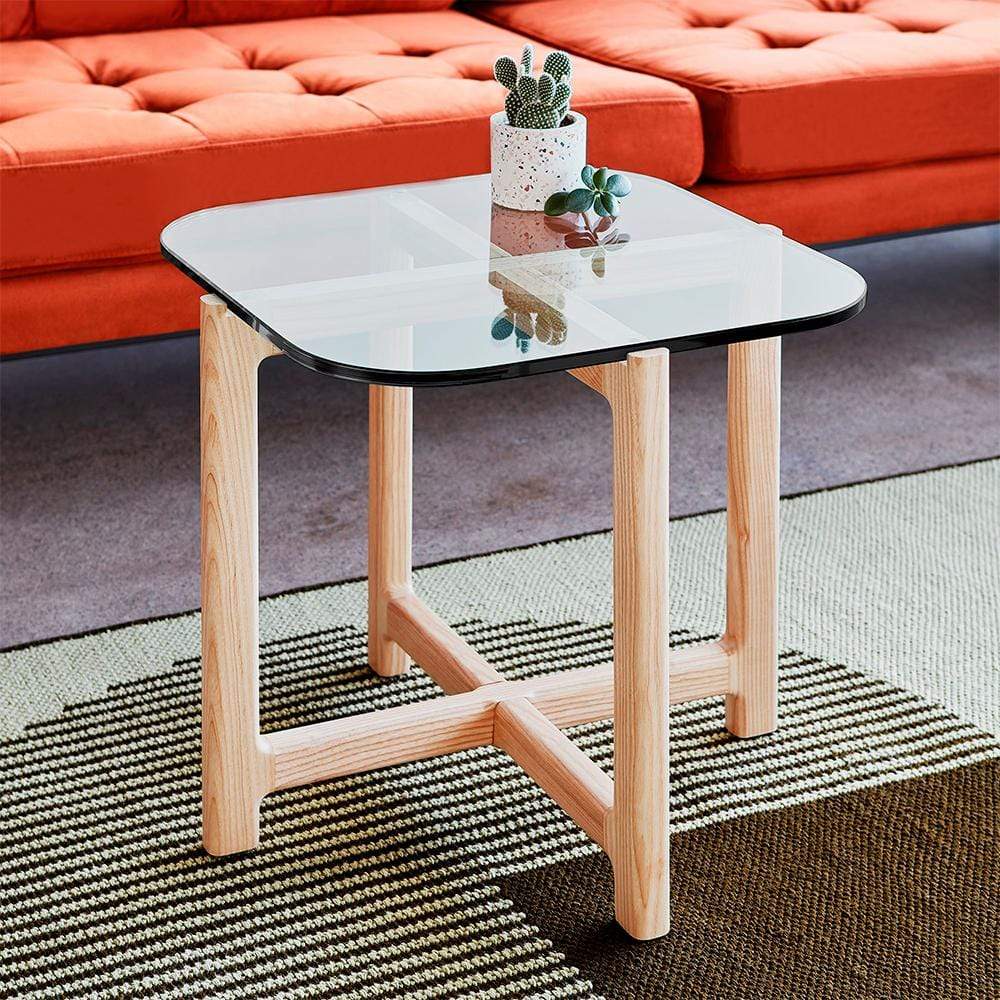 La table d'appoint Quarry est une version minimaliste de la sophistication décontractée. Les matériaux contrastés révèlent la combinaison saisissante du verre et du grain de bois.