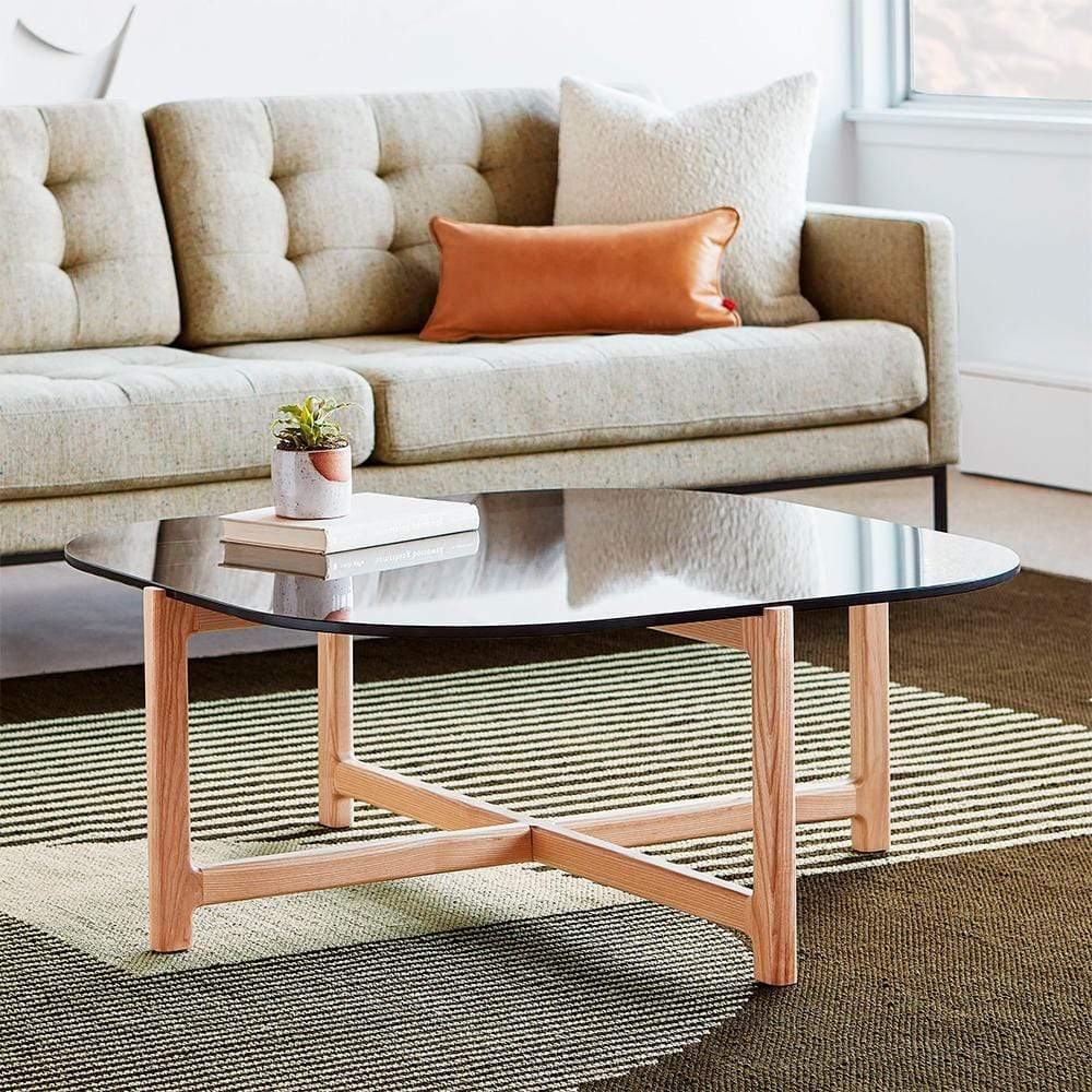 La table à café carrée Quarry est une version minimaliste de la sophistication décontractée. Les matériaux contrastés révèlent la combinaison saisissante du verre et du grain de bois.