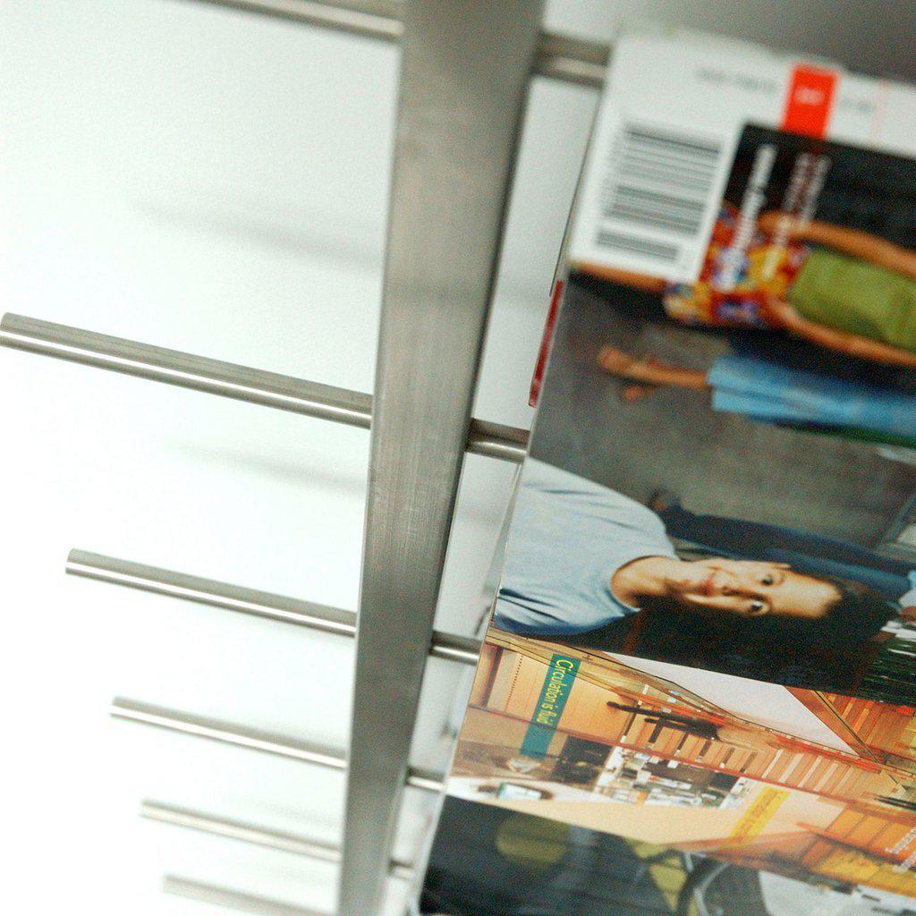 Créé pour se fondre à votre bureau, cuisine, salon ou même salle de bains, le rack à magazines de Gus* Modern est caractérisé par une forme sculpturale et minimaliste qui se suffit à sa fonction principal. Une « œuvre-objet » qui se montrera esthétique.
