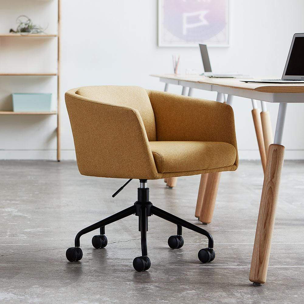 La hauteur réglable, sa capacité de pivotement de la chaise de bureau Radius de Gus* Modern et la possibilité de le configurer avec des roulettes ou des pieds fixes en font le complément idéal pour un espace de travail moderne.