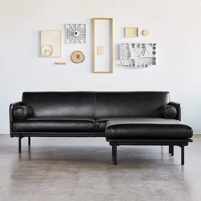 Inspirée par des éléments du design scandinave classique, le sofa sectionnel Foundry offrent une grande sophistication, mettant en valeur un cadre de dossier étroit et extra-plat, et des coussins semblant flotter.