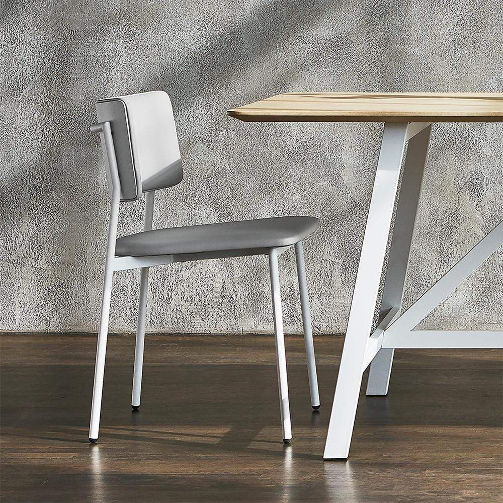 La chaise Signal de Gus* Modern est une chaise contemporaine et polyvalente, d'une simplicité et d'un confort sculpturaux, inspirée par une approche ergonomique du design.
