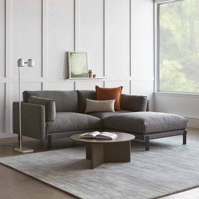 La collection d'ameublement Silverlake par Gus* Modern est une conception de sofas et d'un ottoman d'inspiration scandinave qui établit un équilibre élégant entre un style minimaliste et une sensation décontractée et accueillante.