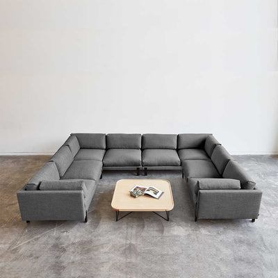 Le canapé Silverlake de Gus* Modern est d'inspiration scandinave qui établit un équilibre élégant entre un style minimaliste et une sensation de décontraction et d'invitation.