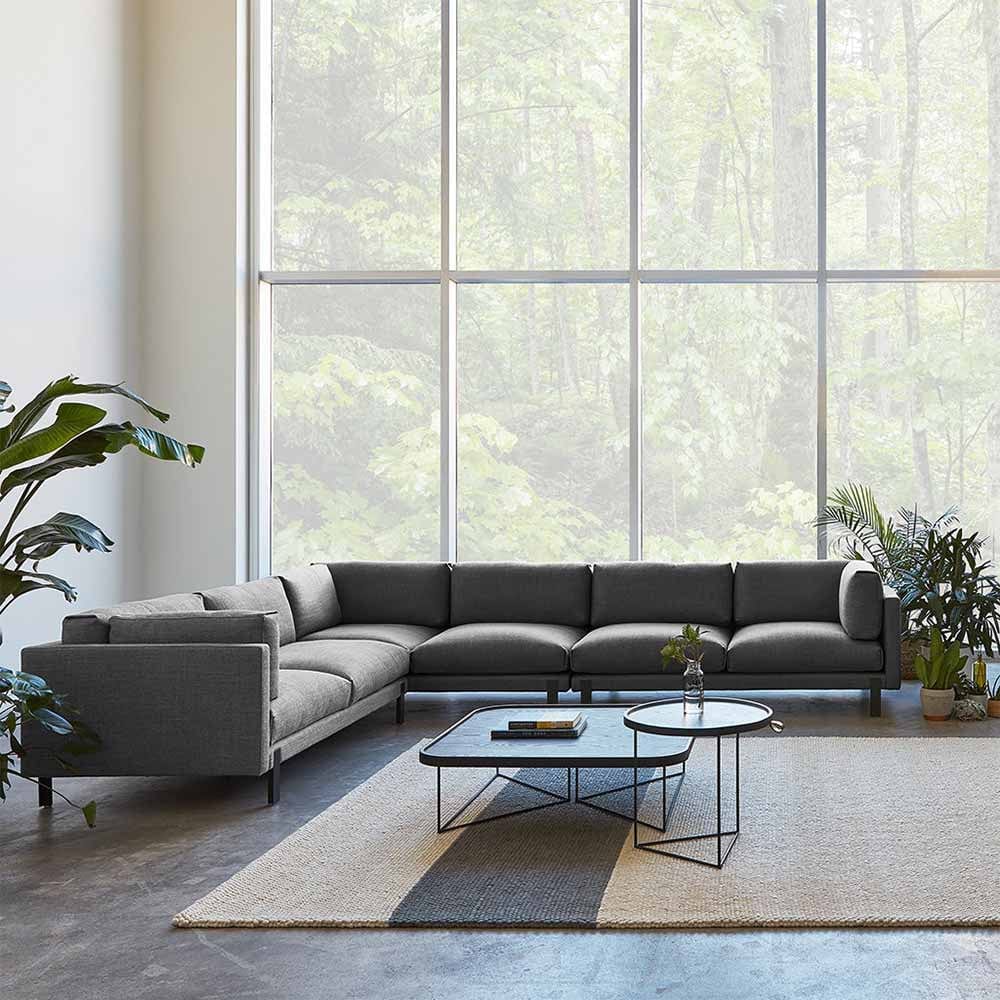 Le canapé Silverlake XL sectionnel de Gus* Modern est d'inspiration scandinave qui établit un équilibre élégant entre un style minimaliste et une sensation de décontraction et d'invitation.