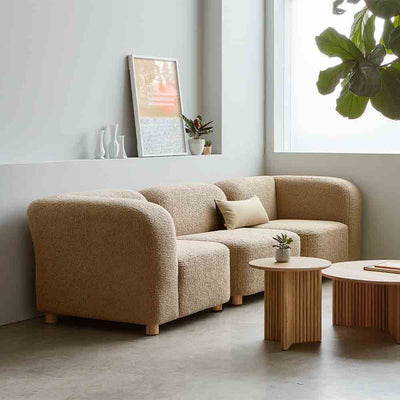 La série Circuit Modular de Gus* Modern est une collection de fauteuils contemporains qui apporte modernité aux espaces. Tous les modules peuvent être assemblés à l'aide de connecteurs pour les relier solidement entre eux