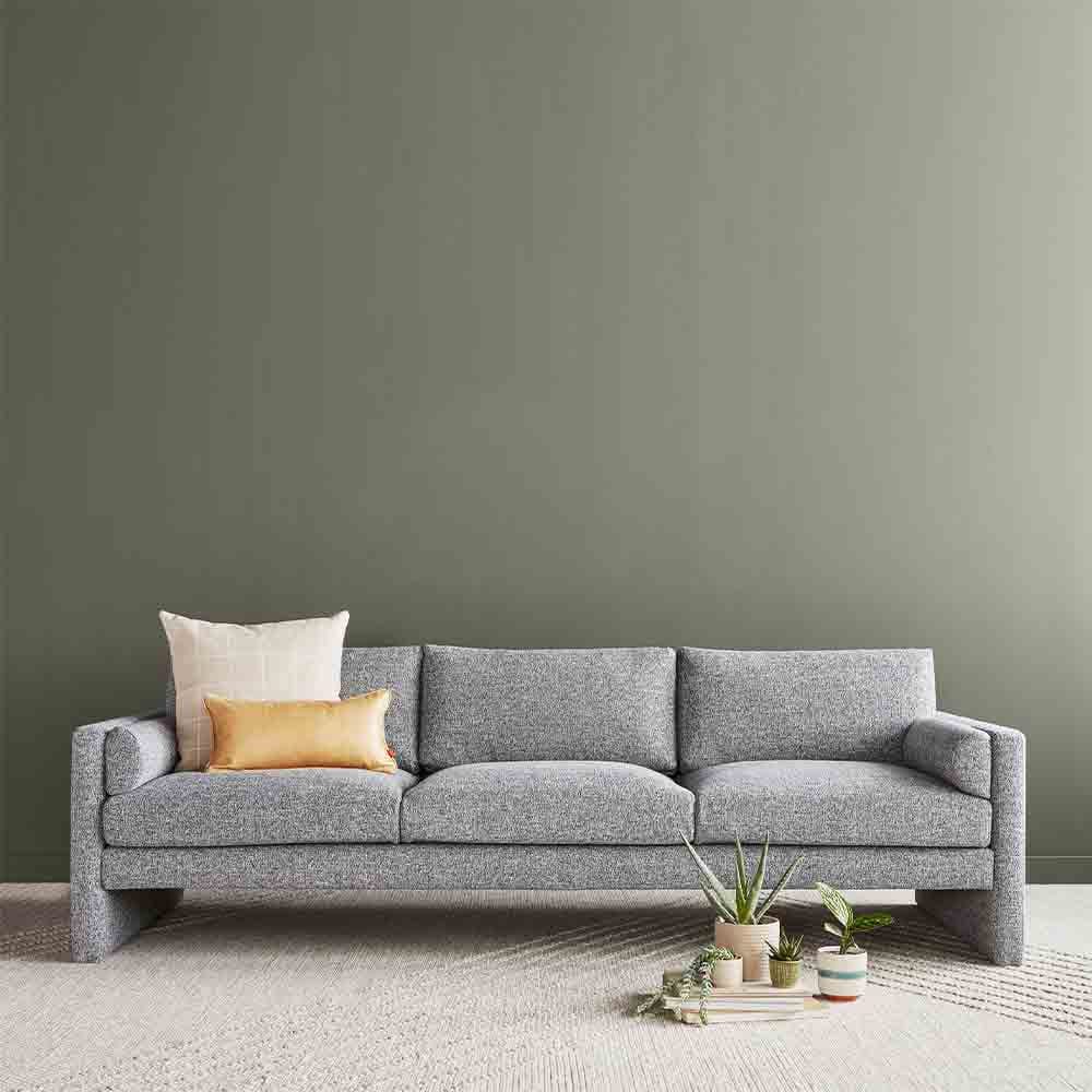 Alliant une esthétique post-moderne à une sensibilité au design nordique, le sofa Laurel de Gus* Modern est un endroit élégant où se prélasser. Le cadre flotte loin du sol pour équilibrer la forme audacieuse du sofa avec une qualité légère et aérienne