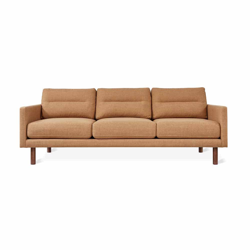 Gus* Modern Miller, sofa 3 places avec des pieds en bois, en tissu, caledon amber