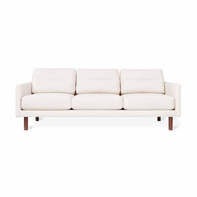 Gus* Modern Miller, sofa 3 places avec des pieds en bois, en tissu, merino cream