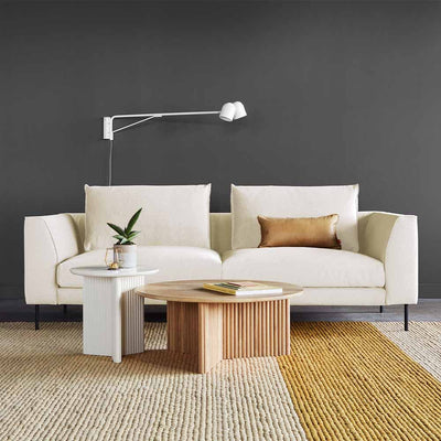 Dans la tradition du modernisme européen, le sofa Renfrew de Gus* Modern, présente des lignes ultra-pures, une position profonde et basse et des pieds délicats qui lui donnent un aspect léger et flottant.