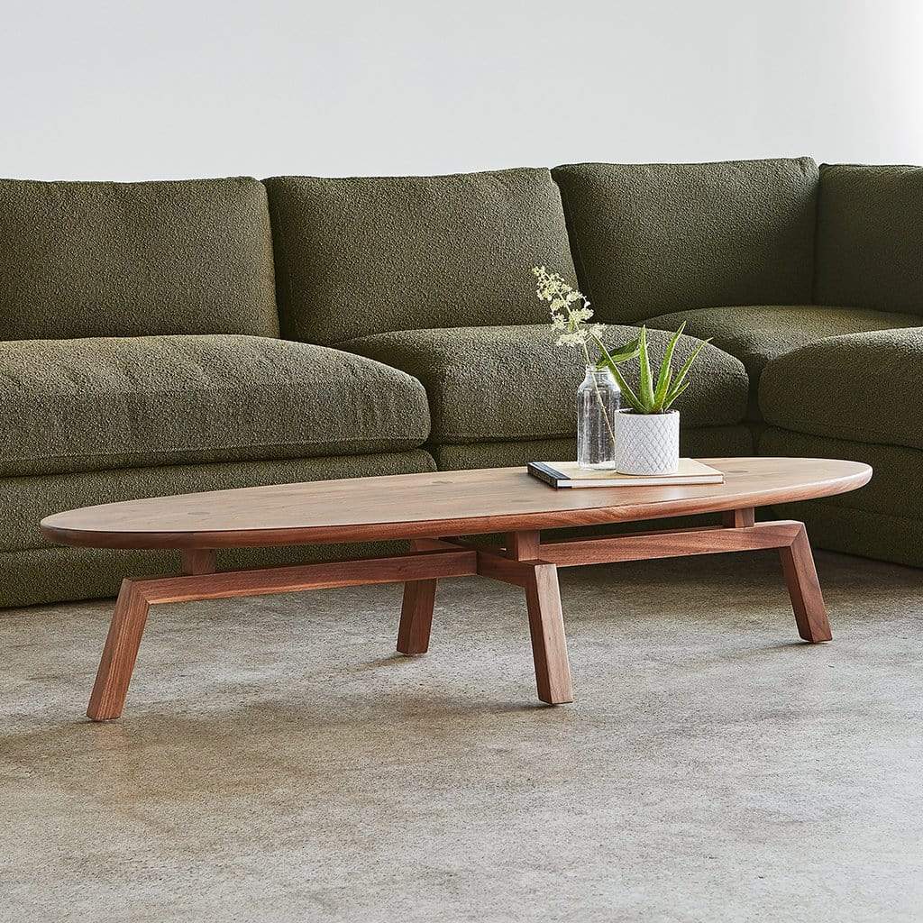 La table basse ovale Solana de Gus* Modern met en valeur la beauté sculpturale et l'artisanat du bois massif, dans un style classique du milieu du siècle dernier et dans l'ambiance décontractée du modernisme des années 1970.