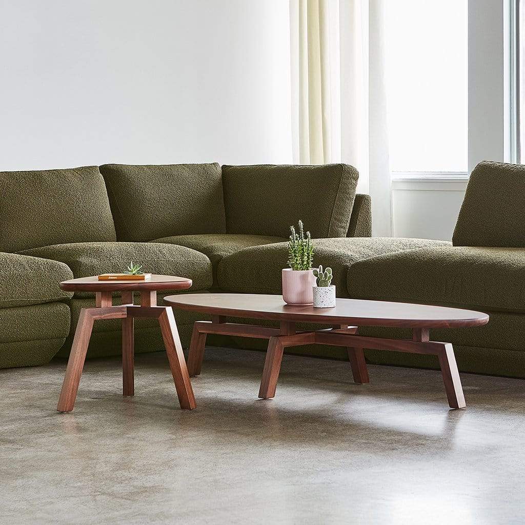 La table basse ovale Solana de Gus* Modern met en valeur la beauté sculpturale et l'artisanat du bois massif, dans un style classique du milieu du siècle dernier et dans l'ambiance décontractée du modernisme des années 1970.