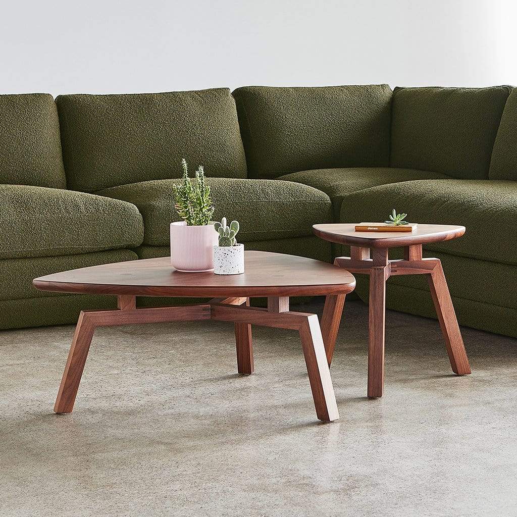 La table à café triangulaire Solana de Gus* Modern met en valeur la beauté sculpturale et l'artisanat du bois massif, dans un style classique du milieu du siècle dernier et dans l'ambiance décontractée du modernisme des années 1970.