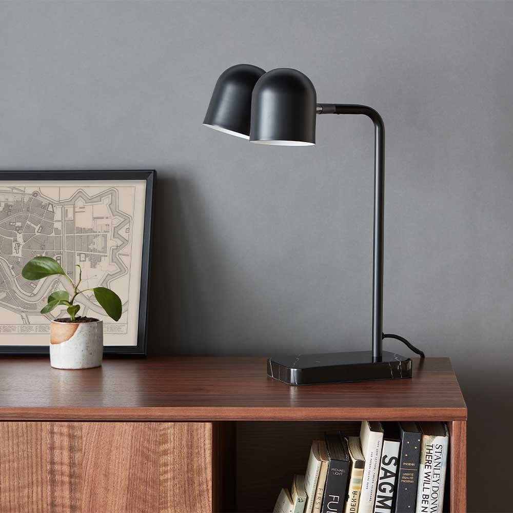 La forme rencontre la fonction dans la collection de lampe avant-gardiste Tandem par Gus* Modern, qui associe une esthétique industrielle épurée à un esprit pratique, pour un design simple mais étonnant.