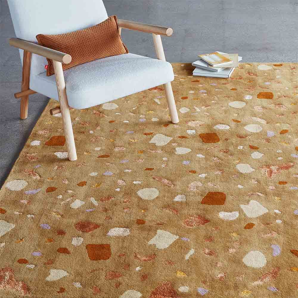 Le tapis Terraz reprend le charme irrégulier de ce matériau populaire pour les revêtements de sol et les comptoirs, mais avec une peluche touffetée à la main qui est luxueuse sous les pieds.