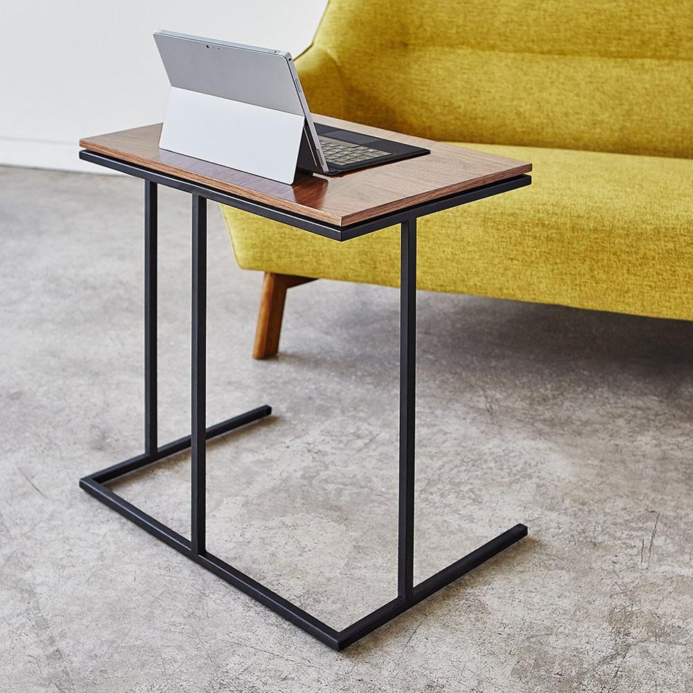 La table d'appoint de travail Tobias de Gus* Modern est une pièce géométrique minimaliste bien adaptée aux espaces de vie modernes. Conçue pour être à la bonne hauteur lorsque vous utilisez un ordinateur ou une tablette