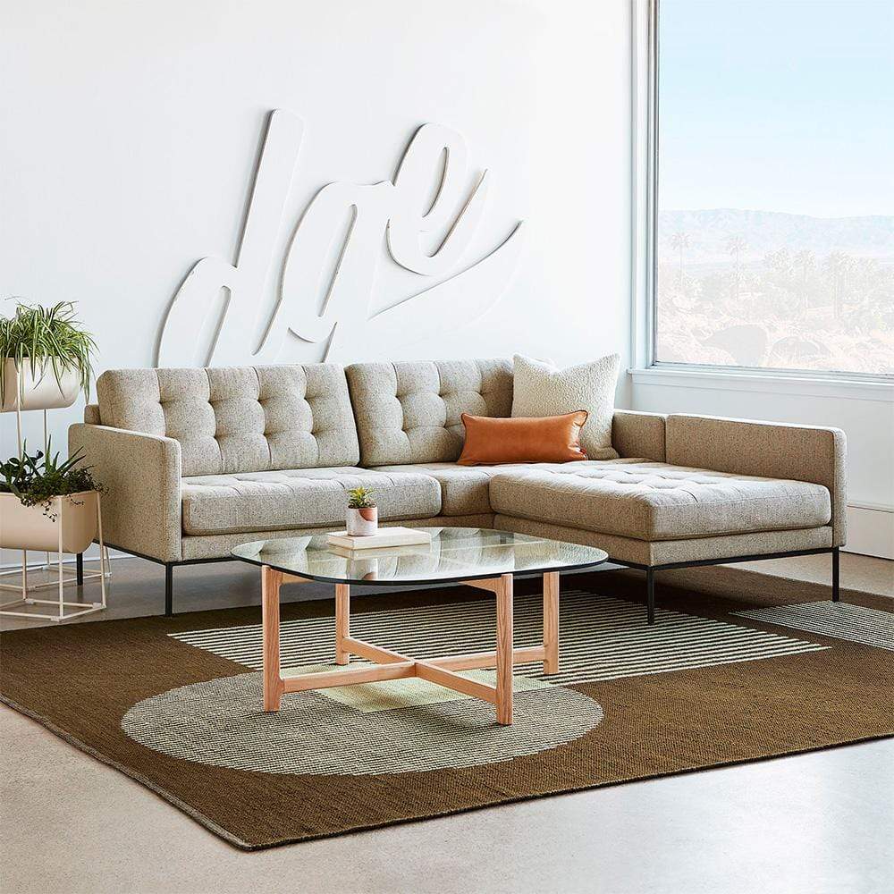 Le sofa bi-sectionnel Towne de Gus* Modern présente un profil élancé et une base surélevée en métal à revêtement en poudre qui apportent une touche de raffinement aux espaces résidentiels et commerciaux contemporains - sans sacrifier le confort.
