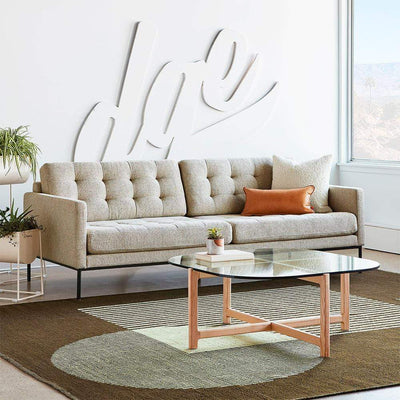 Le sofa Towne de Gus* Modern présente un profil élancé, une base métallique surélevée et des coussins à touffes aveugles qui apportent une touche de raffinement aux espaces résidentiels ou commerciaux contemporains - sans sacrifier le confort.