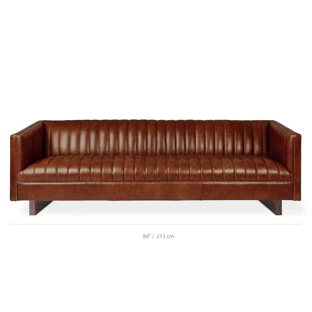 Gus* Modern Wallace, sofa 3 places de type Chesterfield, en cuir et bois, dimensions