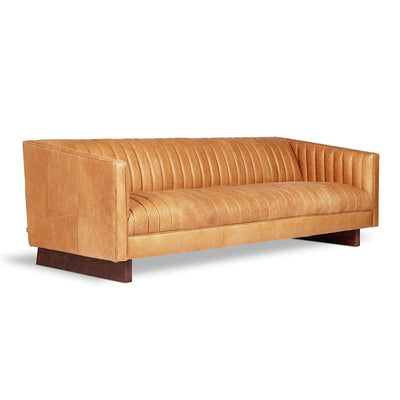 Gus* Modern Wallace, sofa 3 places de type Chesterfield, en cuir et bois, cuir canyon whiskey