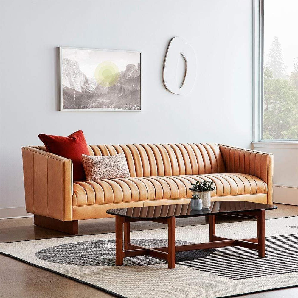 Le sofa Wallace de Gus* Modern est la ré-interprétation moderne du fameux Chesterfield anglais. Son recouvrement de cuir, ses coutures, sa base en bois et ses accoudoirs inclinés font du Wallace un sofa à la fois contemporain et luxueux.