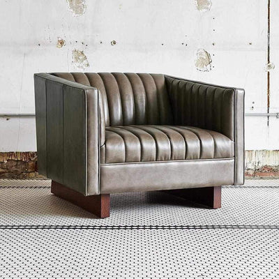 Le fauteuil Wallace de Gus* Modern est une réinterprétation moderne du design classique anglais Chesterfield. Le revêtement en cuir cousu en canal de l'assise, du dossier et des bras crée une surface à la fois saisissante et confortable