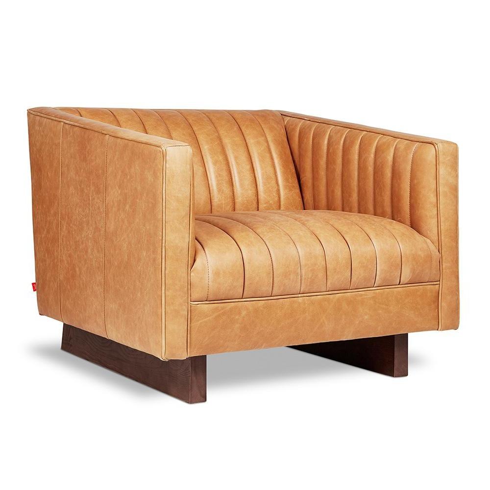 Gus* Modern Wallace, fauteuil de type Chesterfield, en cuir et bois, cuir canyon whiskey