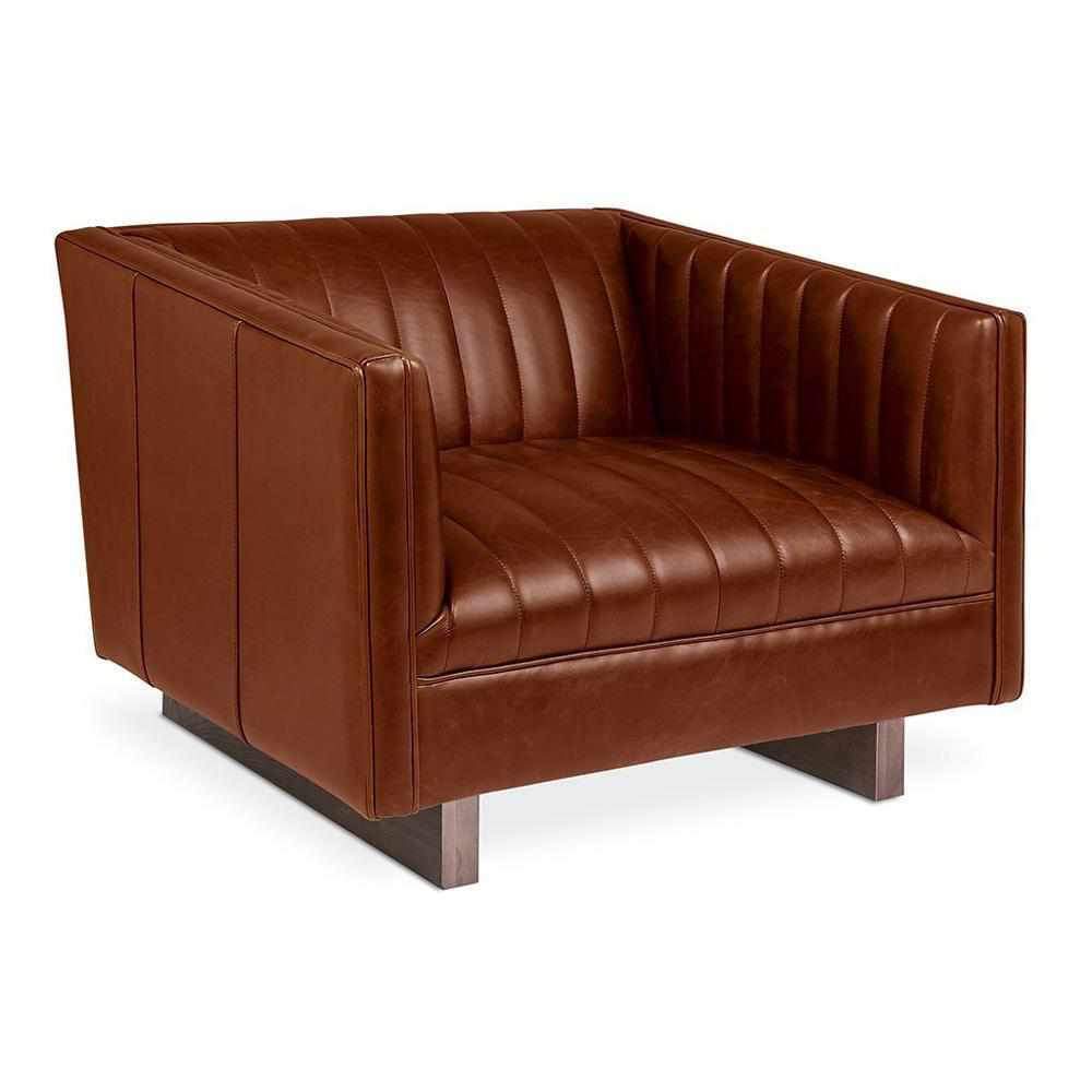 Gus* Modern Wallace, fauteuil de type Chesterfield, en cuir et bois, cuir brun