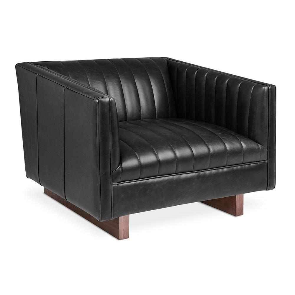 Gus* Modern Wallace, fauteuil de type Chesterfield, en cuir et bois, cuir noir