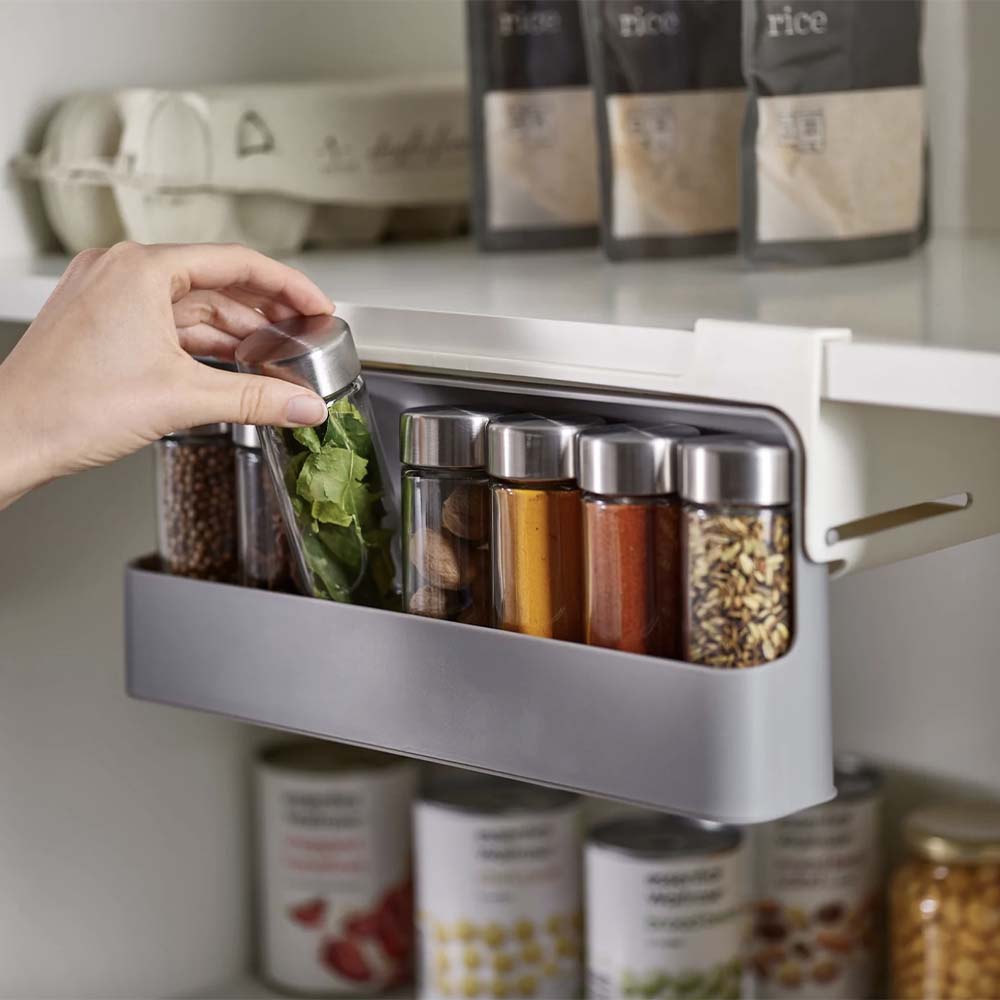 Optimisez l'espace de votre cuisine avec le porte-épices innovant Joseph Joseph. Sa conception ingénieuse intègre un compartiment coulissant pour 7 pots à épices, assurant un accès facile et sécurisé sous vos étagères.