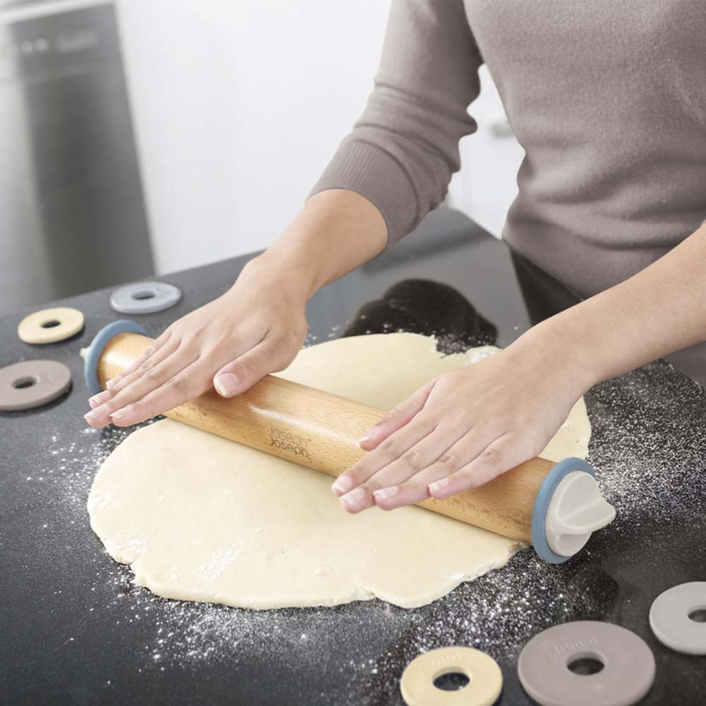 Ce rouleau à pâtisserie innovant par Joseph Joseph rend la préparation de la pâte et de la pâtisserie moins aléatoire grâce à 4 jeux de disques détachables qui surélèvent la surface de roulement de différentes quantités, pour créer exactement l'épaisseur de pâte requise.
