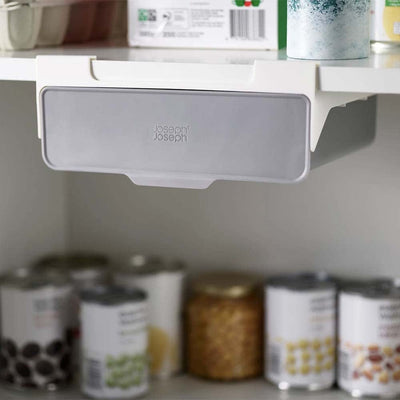 Optimisez votre cuisine avec le tiroir unique de Joseph Joseph. Conçu pour les petits objets, il transforme l'espace inutilisé des placards en rangement organisé. Pratique, sécurisé et adaptable.