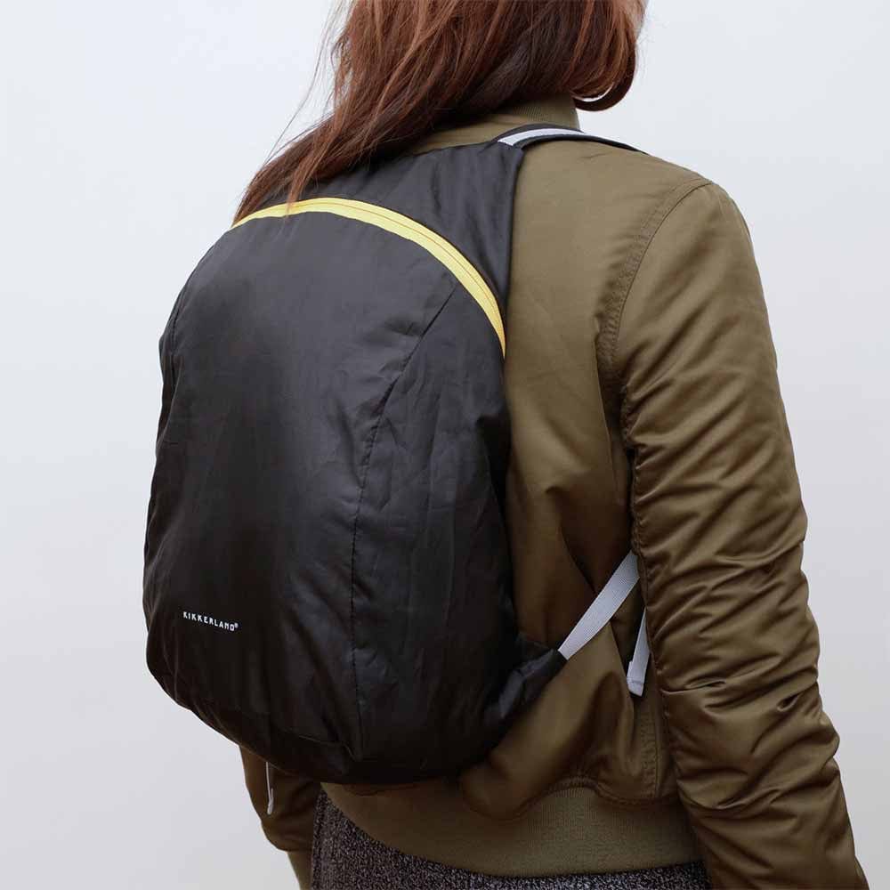 Un sac à dos compact noir très léger, compact et durable. Il se tient facilement pour le rangement, ce qui est génial et facile pour les voyages. Le sac à dos de Kikkerland est prêt quand vous en avez besoin.