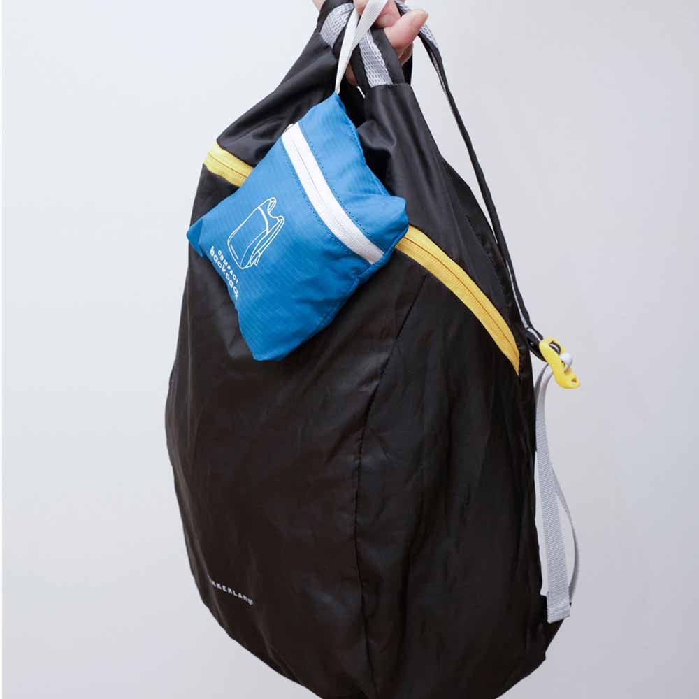 Un sac à dos compact noir très léger, compact et durable. Il se tient facilement pour le rangement, ce qui est génial et facile pour les voyages. Le sac à dos de Kikkerland est prêt quand vous en avez besoin.