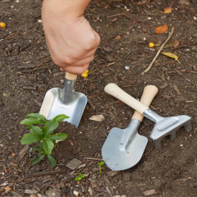 Parfait pour les petits jardins ! Ensemble rustique de 3 outils à main de jardin. Râteau, bêche et pelle avec manches en bois clair.
