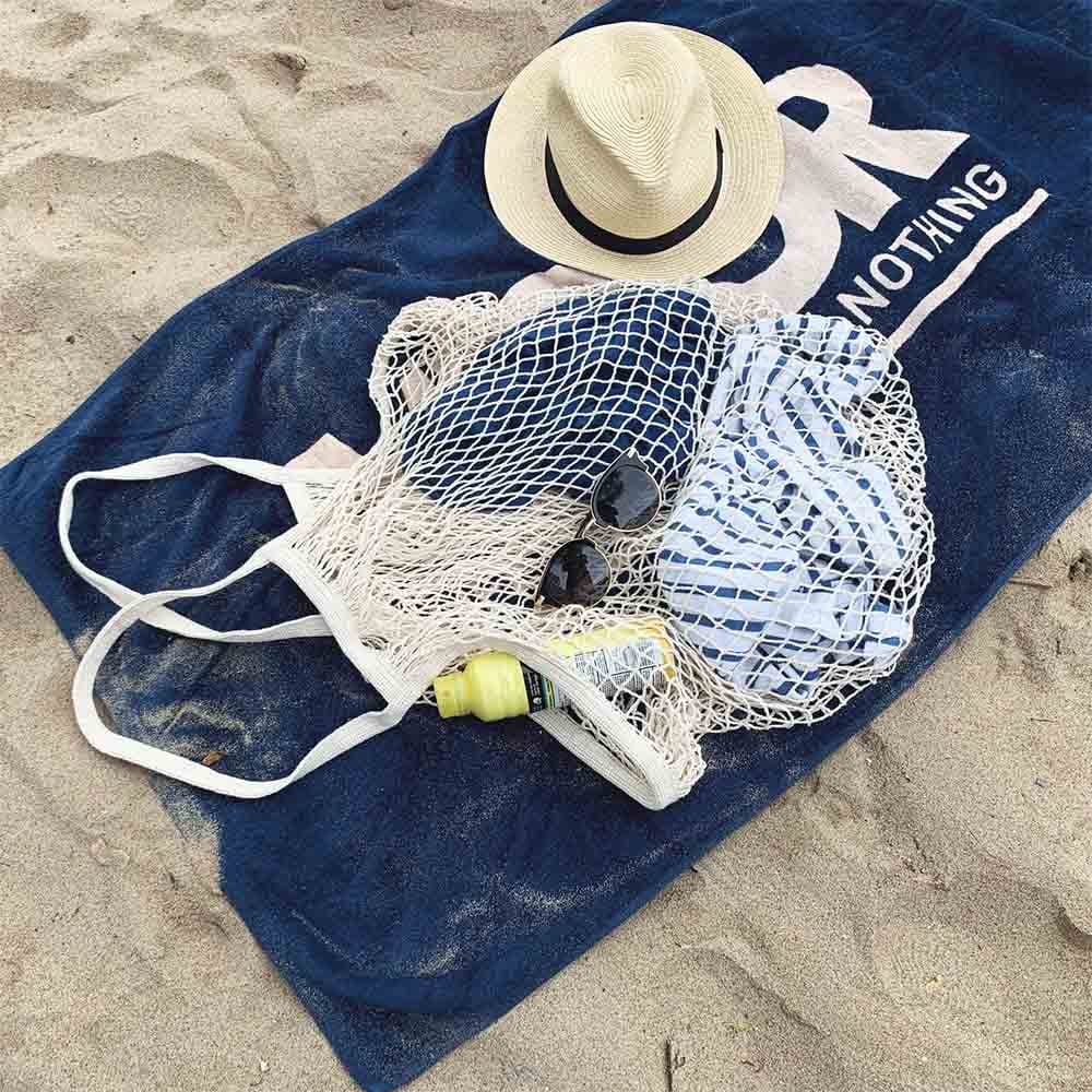 Parfait pour la plage ou pour faire du shopping. Ce sac fourre-tout extra-large permet de transporter facilement les serviettes, le linge et les articles encombrants.
