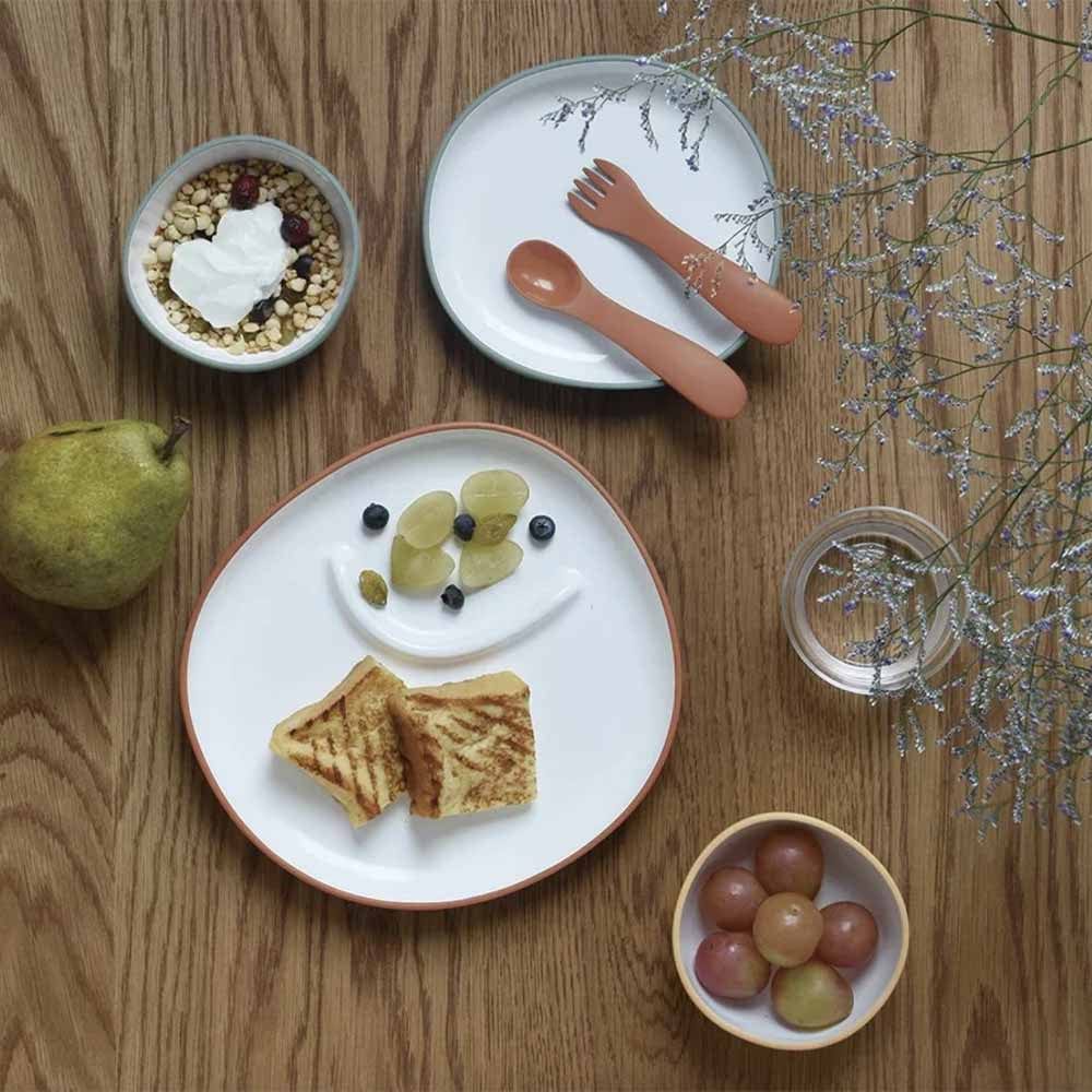 Créez des souvenirs joyeux avec Bonbo de KINTO. Matériaux durables, design simple et ludique. Une expérience agréable à chaque repas pour toute la famille.
