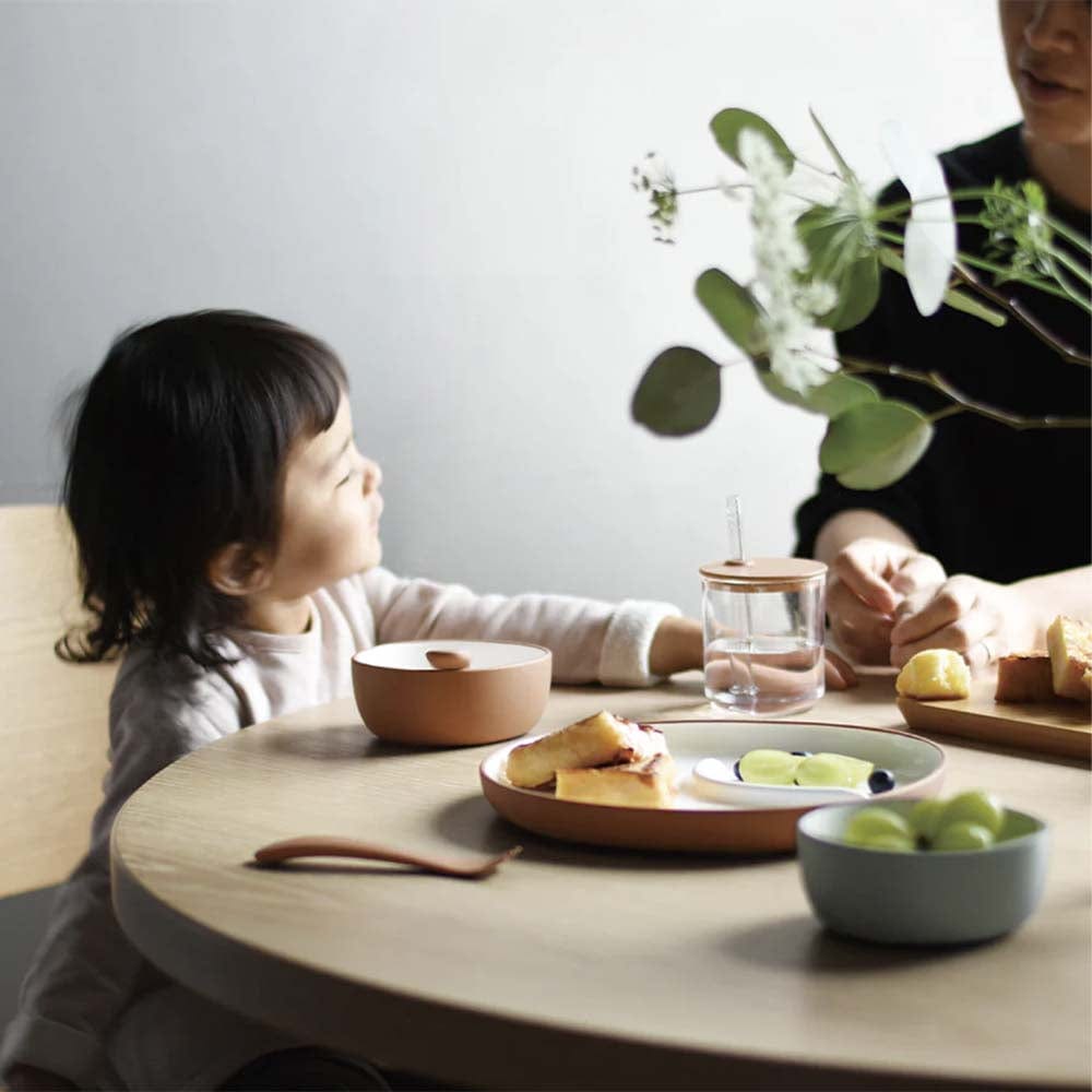 Bonbo a été conçu pour créer des souvenirs amusants et agréables autour de la table avec les enfants et les bébés. Fabriqué dans des matériaux durables, Bonbo peut être utilisé confortablement par les enfants mais aussi par les adultes.