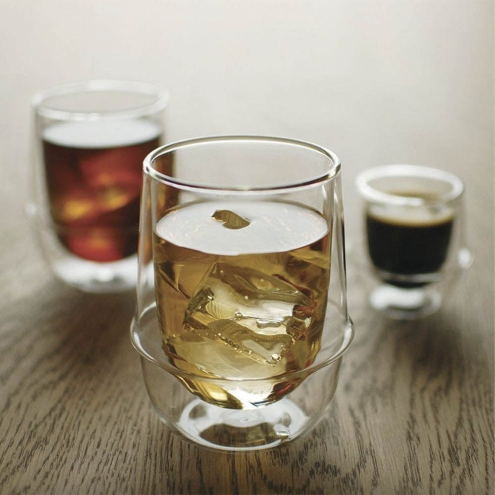 Le verre Kronos à double paroi de Kinto est une toute nouvelle interprétation de la beauté du verre. La double paroi permet de conserver votre précieux thé glacé bien au frais