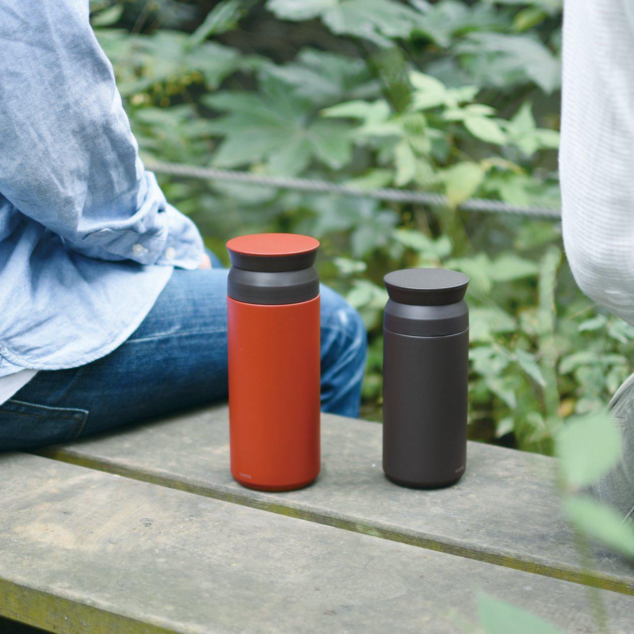 TRAVEL TUMBLER de Kinto a été conçue pour ceux qui mènent un mode de vie sain et actif - pour les personnes qui apprécient les saveurs subtiles du café et du thé, ou encore une eau minérale à la parfaite température