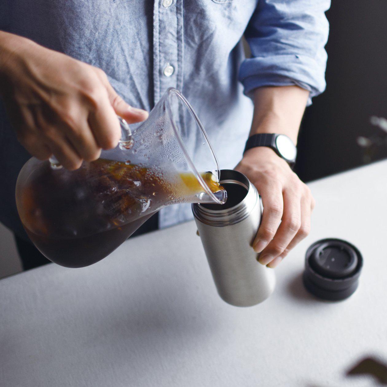 TRAVEL TUMBLER de Kinto a été conçue pour ceux qui mènent un mode de vie sain et actif - pour les personnes qui apprécient les saveurs subtiles du café et du thé, ou encore une eau minérale à la parfaite température